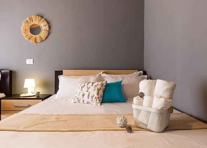 Potam'sea Bliss 33- Front, Sun Beds & Parking 希马拉